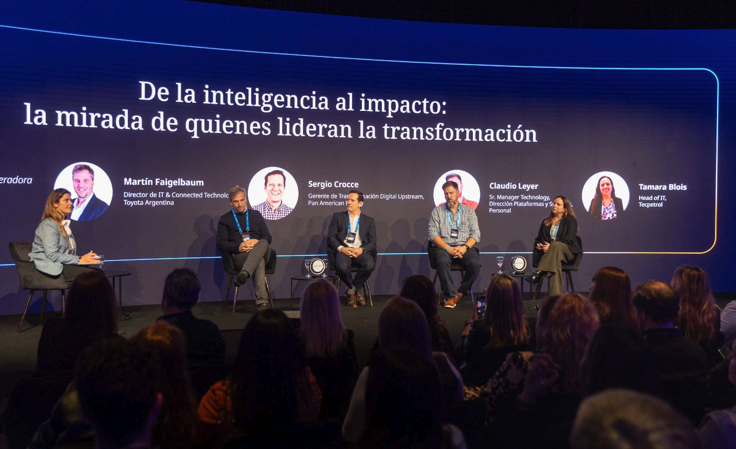 Panel de líderes en el evento.