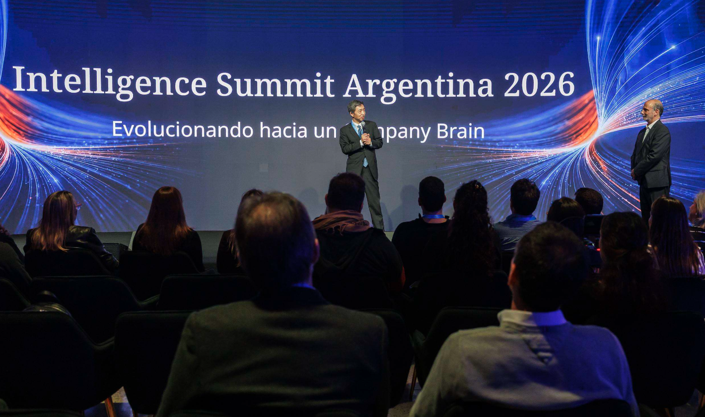 De izq. a der.: Yoshitaka Hoshino, embajador de Japón en la Argentina y Pablo Pereira, Managing Country Director de NTT DATA Argentina & Uruguay.