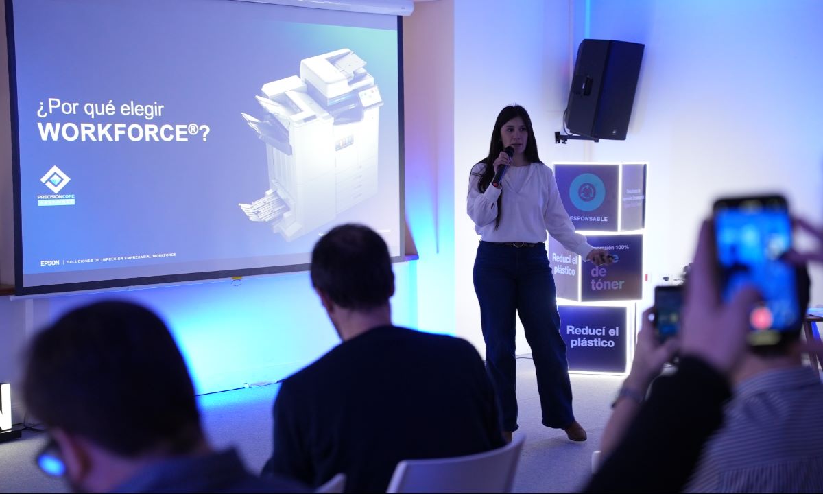 Carla Centorbi detalló el funcionamiento del cabezal piezoeléctrico de PrecisionCore, que expulsa gotas de tinta sin necesidad de aplicar calor al proceso de impresión.