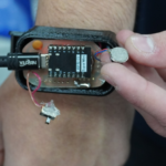 Los estudiantes desarrollaron una pulsera inteligente que utiliza vibraciones para indicar el estado de los semáforos y facilitar el cruce seguro de calles a personas con discapacidad visual.