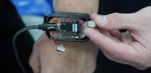 Los estudiantes desarrollaron una pulsera inteligente que utiliza vibraciones para indicar el estado de los semáforos y facilitar el cruce seguro de calles a personas con discapacidad visual.