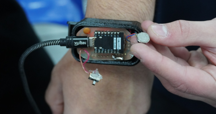 Los estudiantes desarrollaron una pulsera inteligente que utiliza vibraciones para indicar el estado de los semáforos y facilitar el cruce seguro de calles a personas con discapacidad visual.