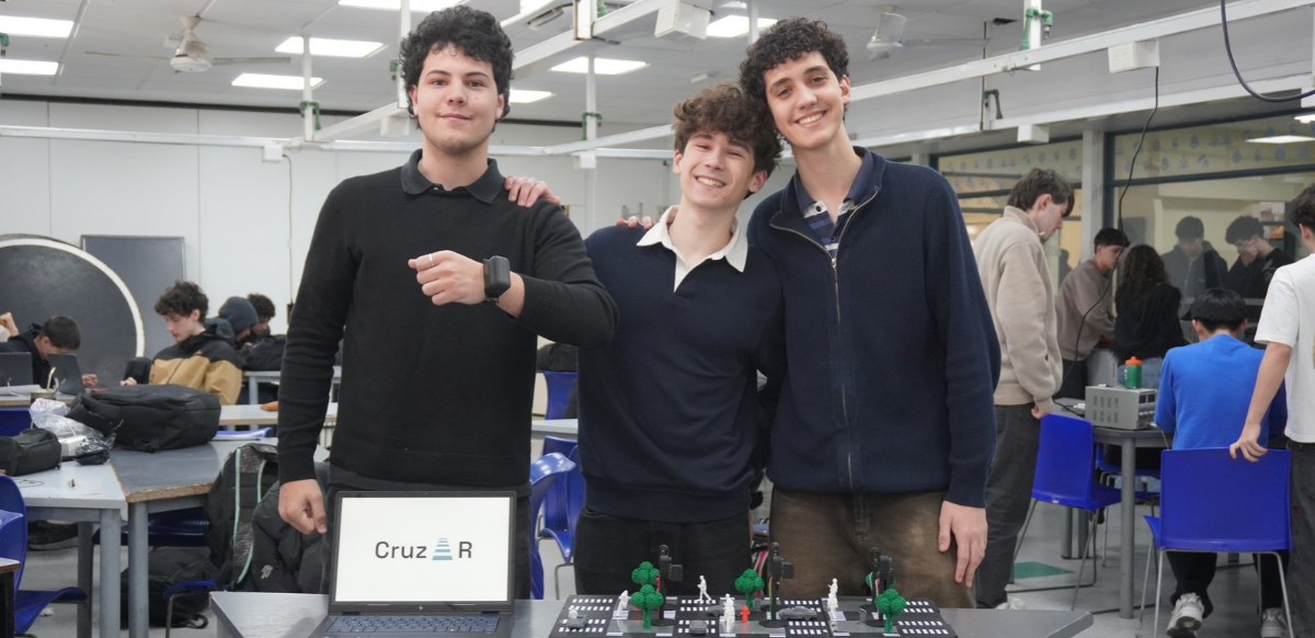 Blas, Santino y Matteo, alumnos de 5to. año de la especialización de Mecatrónica de la Secundaria ORT.