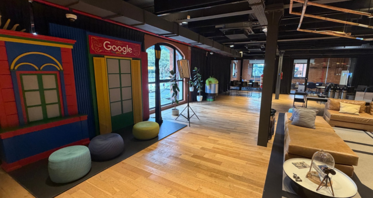 El Cyber Monday 2026 se realizará del 2 al 4 de noviembre y estará marcado por el avance de la inteligencia artificial en las decisiones de compra. Según un estudio de Ipsos encargado por Google, el 85% de los consumidores afirma que una recomendación de IA podría influir en su elección de marca, tienda o producto, mientras que el envío gratis y las cuotas sin interés se consolidan como factores clave.