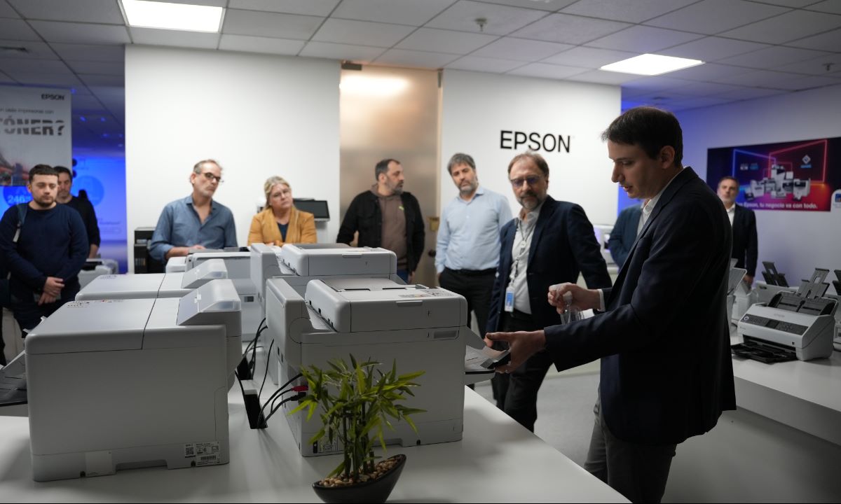 Durante un encuentro con la prensa, Epson realizó demostraciones en vivo para mostrar las diferencias de funcionamiento entre sus equipos de inyección de tinta y las impresoras láser tradicionales.