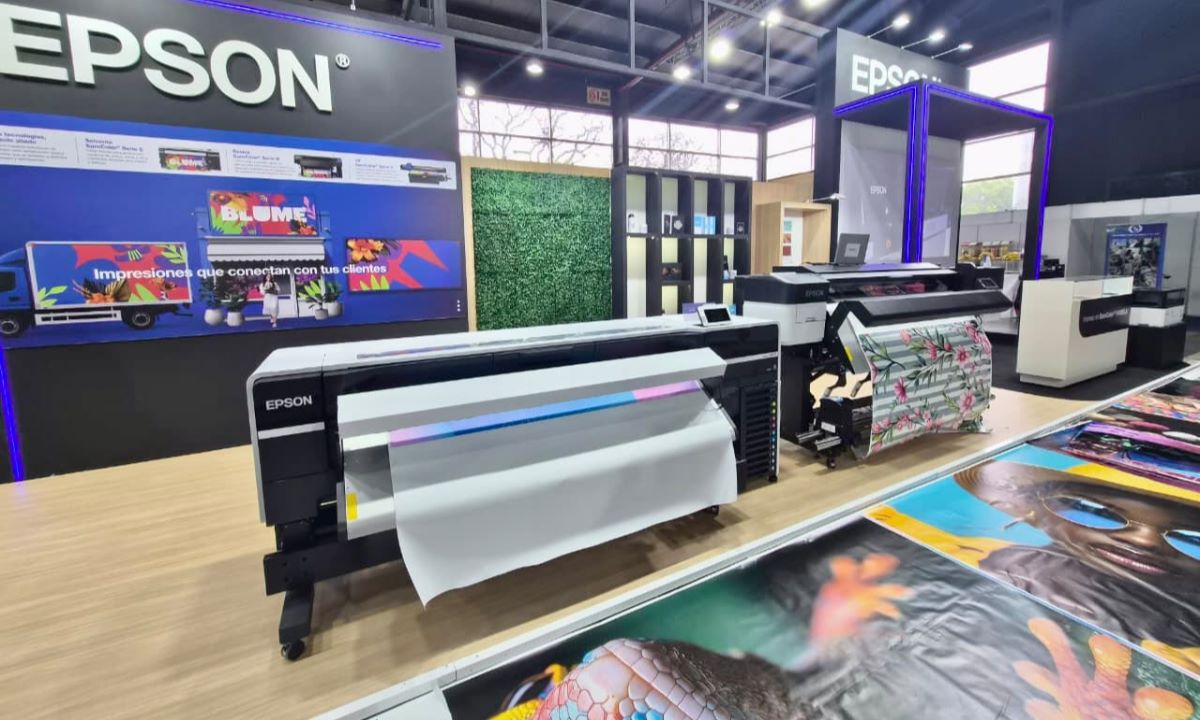 Epson exhibió las impresoras ecosolventes SureColor S9170 y S8170, diseñadas para aplicaciones de gran formato en el mercado de la comunicación visual.