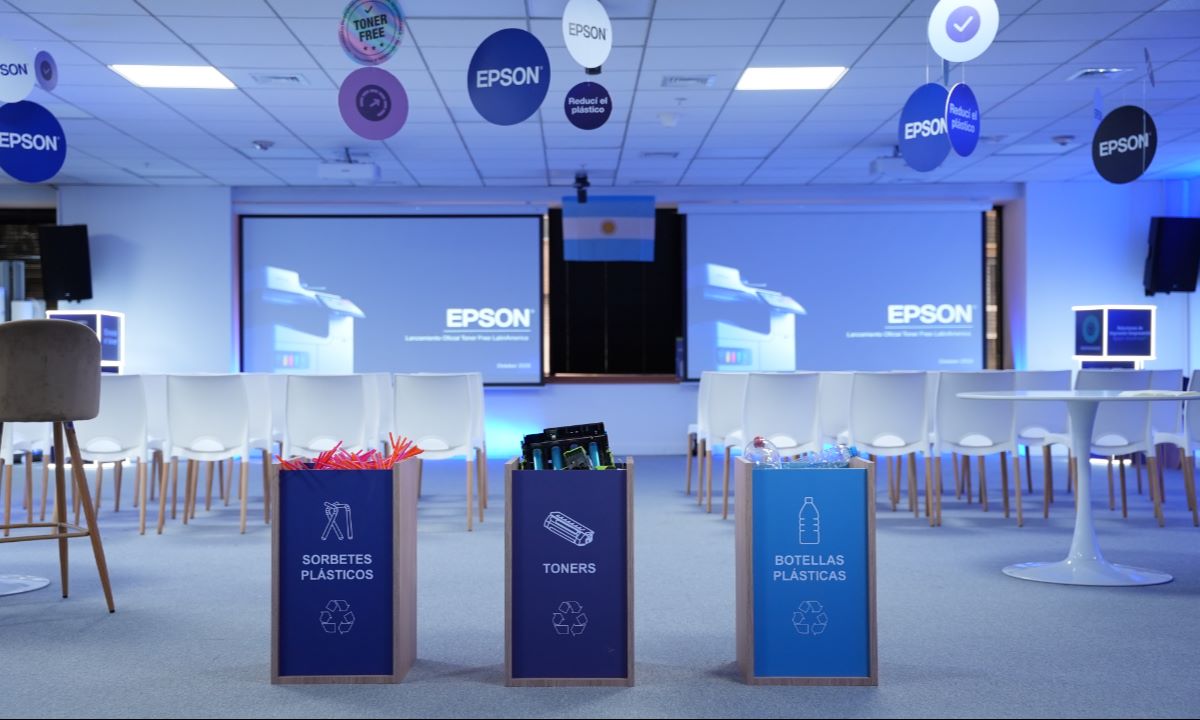 La campaña Toner Free pone el foco en el plástico asociado a la producción de tóner y propone visibilizar su impacto mediante equivalencias con productos de uso cotidiano.