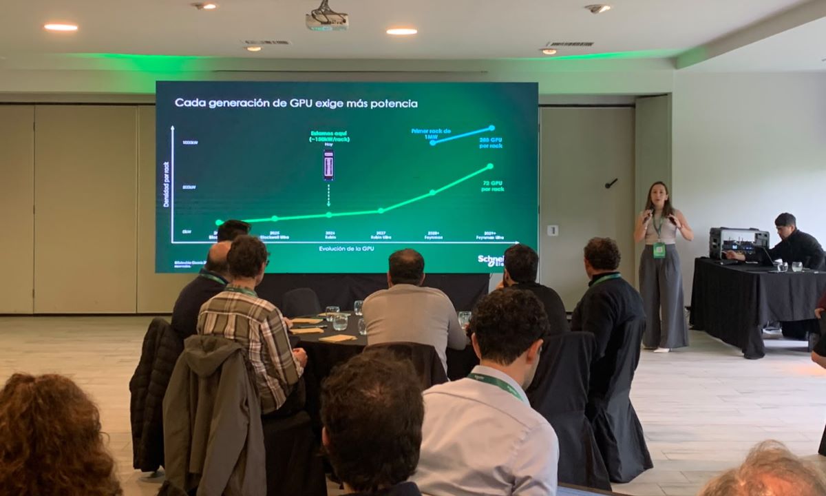 Noelia Miranda, directora de Secure Power de Schneider Electric para Argentina, Paraguay y Uruguay, destacó el impacto de la inteligencia artificial, la digitalización y la electrificación en el aumento de la demanda energética y de capacidad de procesamiento.
