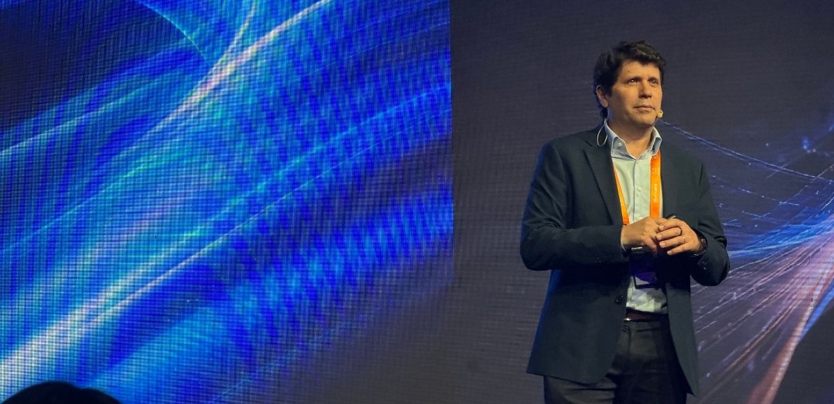 Sebastián Aveille, General Manager de Microsoft Argentina, abordó la evolución hacia empresas capaces de integrar agentes de inteligencia artificial en sus procesos de negocio, bajo esquemas de liderazgo humano, seguridad y gobernanza.