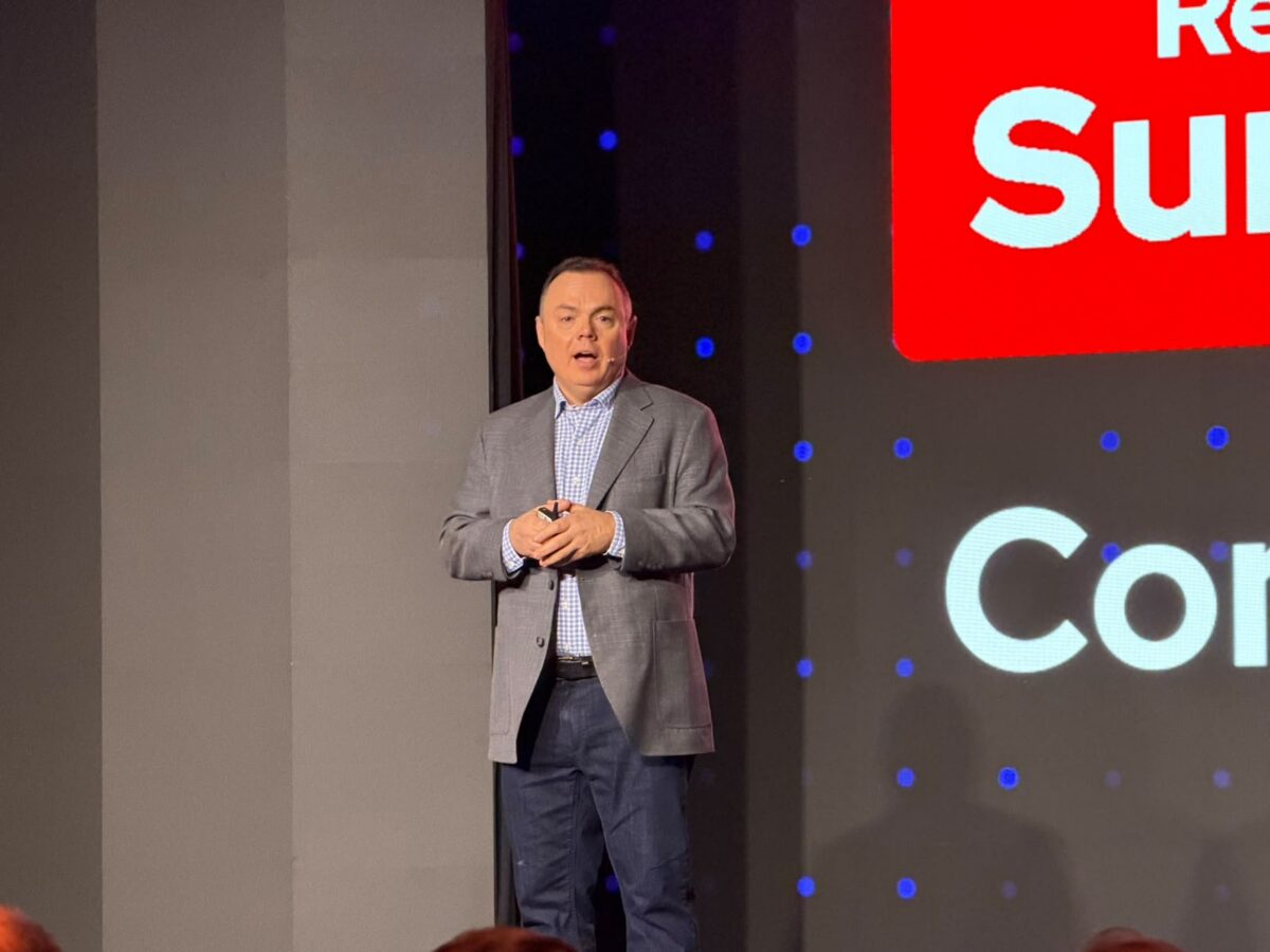 Michael Ferris, Senior Vice President, Chief Operating Officer, and Chief Strategy Officer en Red Hat.