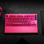 La línea PRO se completa con un mousepad de control, un teclado con switches magnéticos y Rapid Trigger, y auriculares inalámbricos con micrófono de alta calidad y ecualización avanzada.