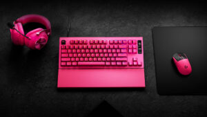 La línea PRO se completa con un mousepad de control, un teclado con switches magnéticos y Rapid Trigger, y auriculares inalámbricos con micrófono de alta calidad y ecualización avanzada.