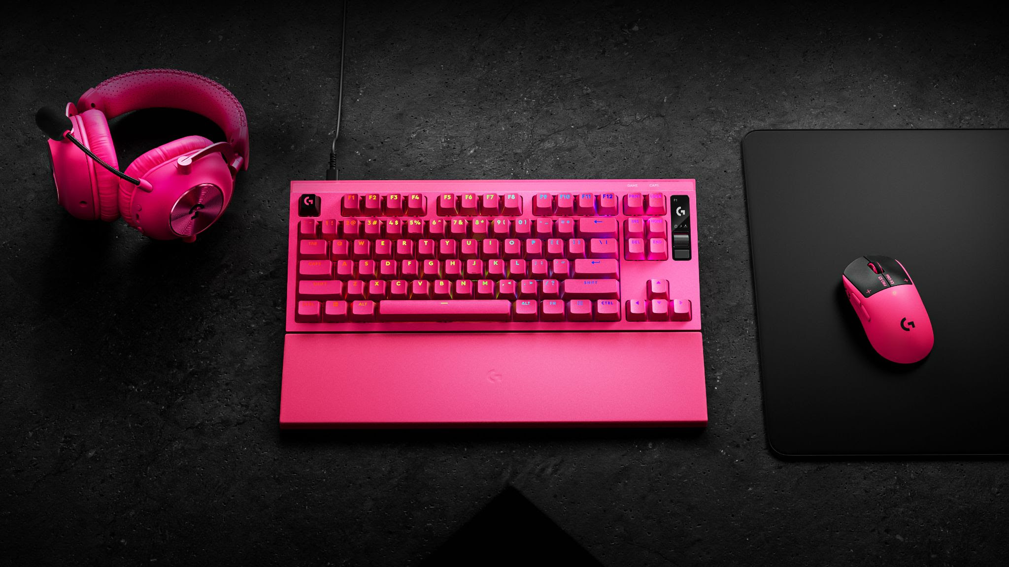 La línea PRO se completa con un mousepad de control, un teclado con switches magnéticos y Rapid Trigger, y auriculares inalámbricos con micrófono de alta calidad y ecualización avanzada.