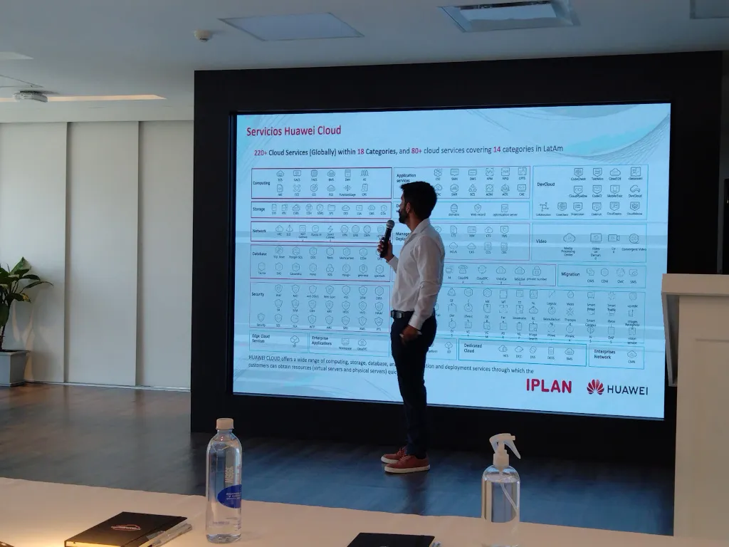 Matias Cordone -Solutions Architect de IPlan- muestra los servicios de nube de Huawei Cloud.