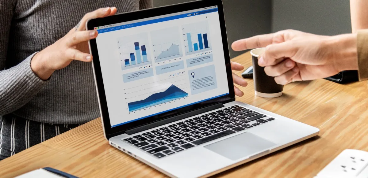Las plataformas de inteligencia de procesos (iBPM) permiten automatizar y rediseñar flujos de trabajo, mejorando la eficiencia operativa en organizaciones públicas y privadas.
