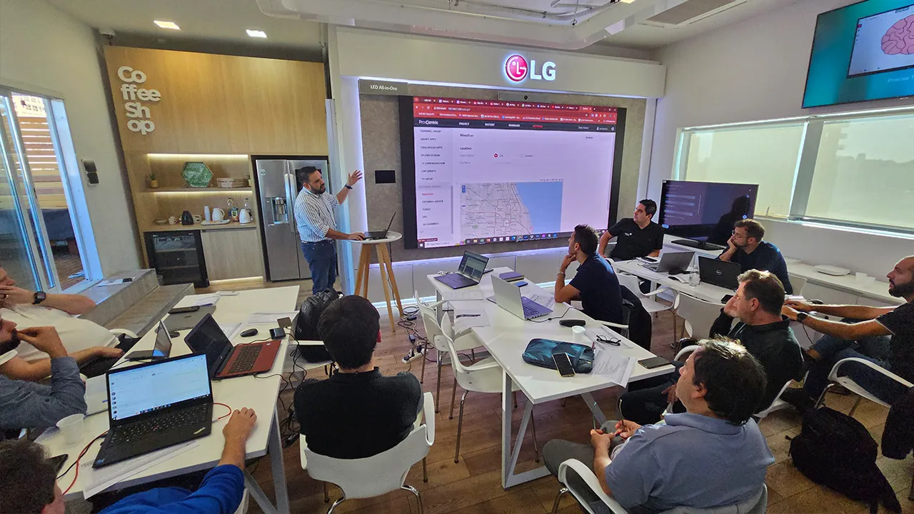 Alejandro Cerrud, entrenador de soluciones de Hoteleras Regional de LG.