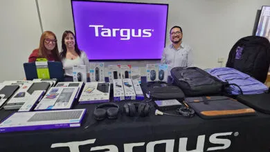 Paola DiGianvito de Targus, junto a Fiorella Mastelli de Solution Box y Alfredo Kanashiro de Targus.