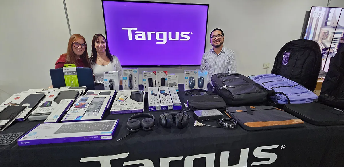 Paola DiGianvito de Targus, junto a Fiorella Mastelli de Solution Box y Alfredo Kanashiro de Targus.