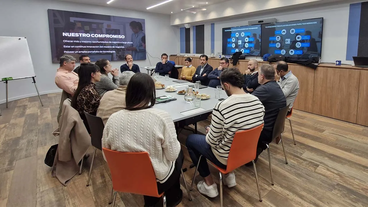 Equipo de Distecna y Dell con canales en el turno tarde de la capacitación. Día 1.
