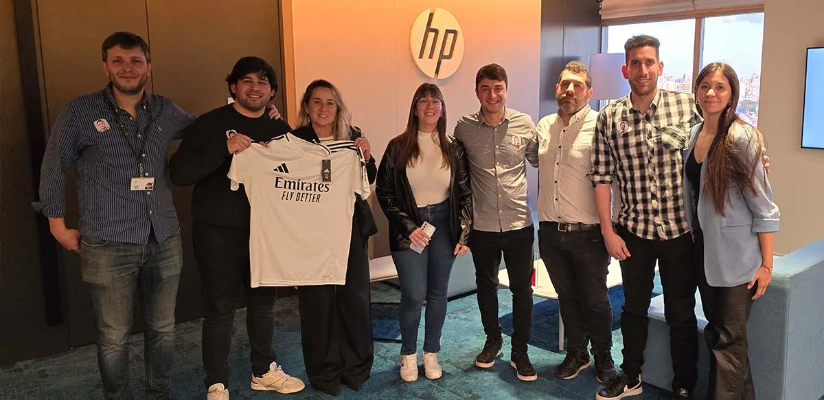 Izq. a Der. Gabriel Renzo, Distribution & Retail Team Leader en HP; Alexis Ramirez, Online Partner Business Manager HP y Yanina Dávila, PBM Cómputo Comercial en HP; junto a Ayelen Tanalla, PM de HP en Ceven; Manuel Mordau, Consumer Team Leader en Grupo Núcleo; Leandro Brizuela, PM de HP en Elit; Daniel Montserrat, PM de HP en Solution Box; y Carla Centorbi, PM de HP en Microglobal.