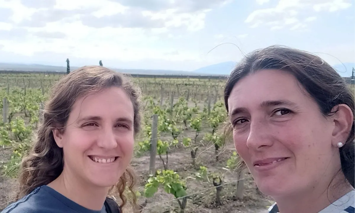 Regina Beatriz Aguilera, Ingeniera Agrónoma. (UNCuyo).Magister en Agrometeorología. (UBA). Doctorando en Agronomía.-Vanesa Gisel Hidalgo. Ingeniera Agrónoma.(UNCuyo). Profesora Universitaria en Ciencias Agropecuarias (UMaza) MBA UNCuyo ( Tesis en curso), creadoras de Canopilogger