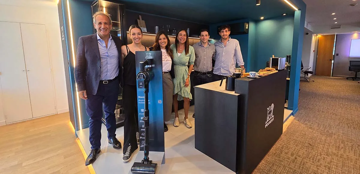Marcelo Alfie (CEO), Brenda Alfie (Brand Manager), Erika pettersen (Product Manager), Paula Suarez (Gerenta de rrhh), Nicolas Marino (Jefe de porducto) y Juan Bongiovanni (Coordinador de MKT) de Peugeot Smart Living.