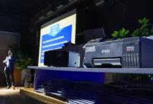 Ejecutivos de Epson junto a mayoristas y resellers en el Epson Sunset Kick Off 2025, donde presentaron estrategias de crecimiento, el programa de fidelización Epson Stars y las expectativas para el mercado tecnológico en el nuevo año.