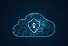 Los centros de datos implementan avanzadas medidas de seguridad para proteger la información y prevenir amenazas cibernéticas en tiempo real.