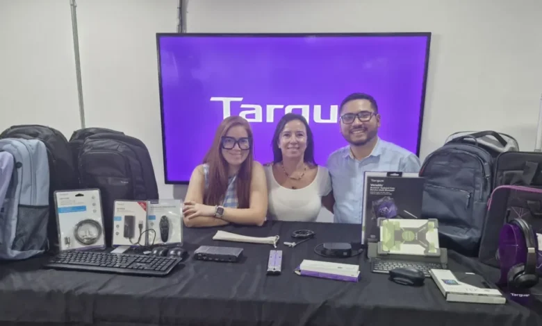 Fiorella Mastelli, product manager de Targus en Solution Box y Alfredo Kanashiro, regional sales manager de Targus para el Cono Sur.