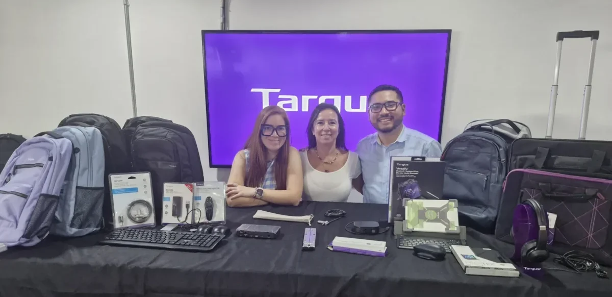 Fiorella Mastelli, product manager de Targus en Solution Box y Alfredo Kanashiro, regional sales manager de Targus para el Cono Sur.