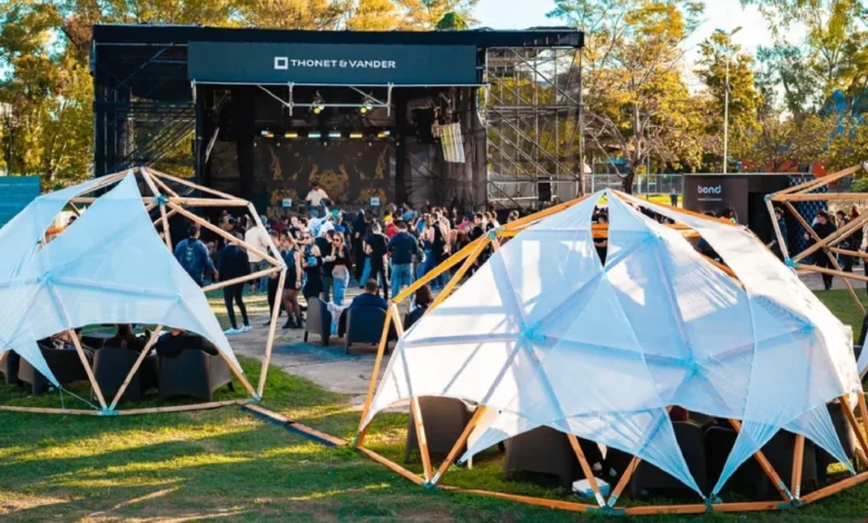 El espacio Kosmos de Thonet & Vander en Ultra Buenos Aires ofreció una experiencia sonora inmersiva con tecnología profesional, sets en vivo y un entorno que fusionó música, cultura y comunidad.
