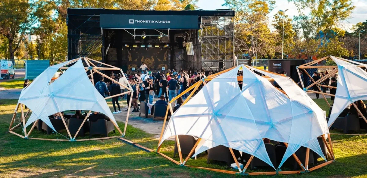 El espacio Kosmos de Thonet & Vander en Ultra Buenos Aires ofreció una experiencia sonora inmersiva con tecnología profesional, sets en vivo y un entorno que fusionó música, cultura y comunidad.