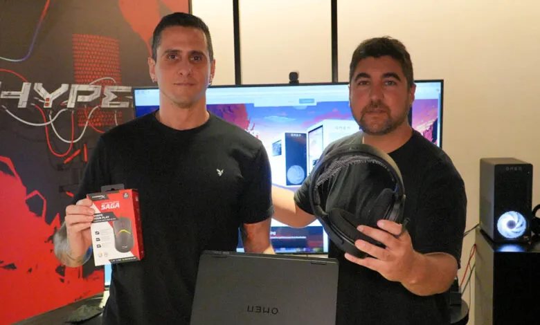 Entre los productos destacados se encuentran el micrófono HyperX QuadCast 2 S, el mouse Pulsefire Saga, los auriculares inalámbricos HyperX Cloud Jet, y los nuevos equipos de alto rendimiento para gamers, HP OMEN 16 (notebook) y OMEN 16L (desktop).