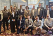 Los equipos de Lenovo y PC Arts reunidos en el evento.