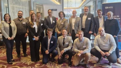 Los equipos de Lenovo y PC Arts reunidos en el evento.