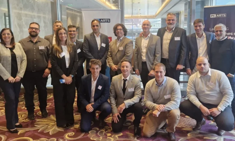 Los equipos de Lenovo y PC Arts reunidos en el evento.