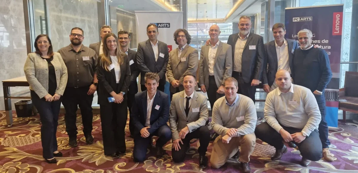 Los equipos de Lenovo y PC Arts reunidos en el evento.