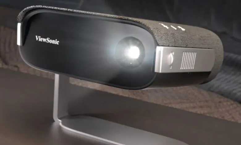La marca cuenta que el proyector portátil M1X es un equipo compacto y liviano que cuenta con fuente de luz LED y un exclusivo soporte inteligente 3 en 1 patentado