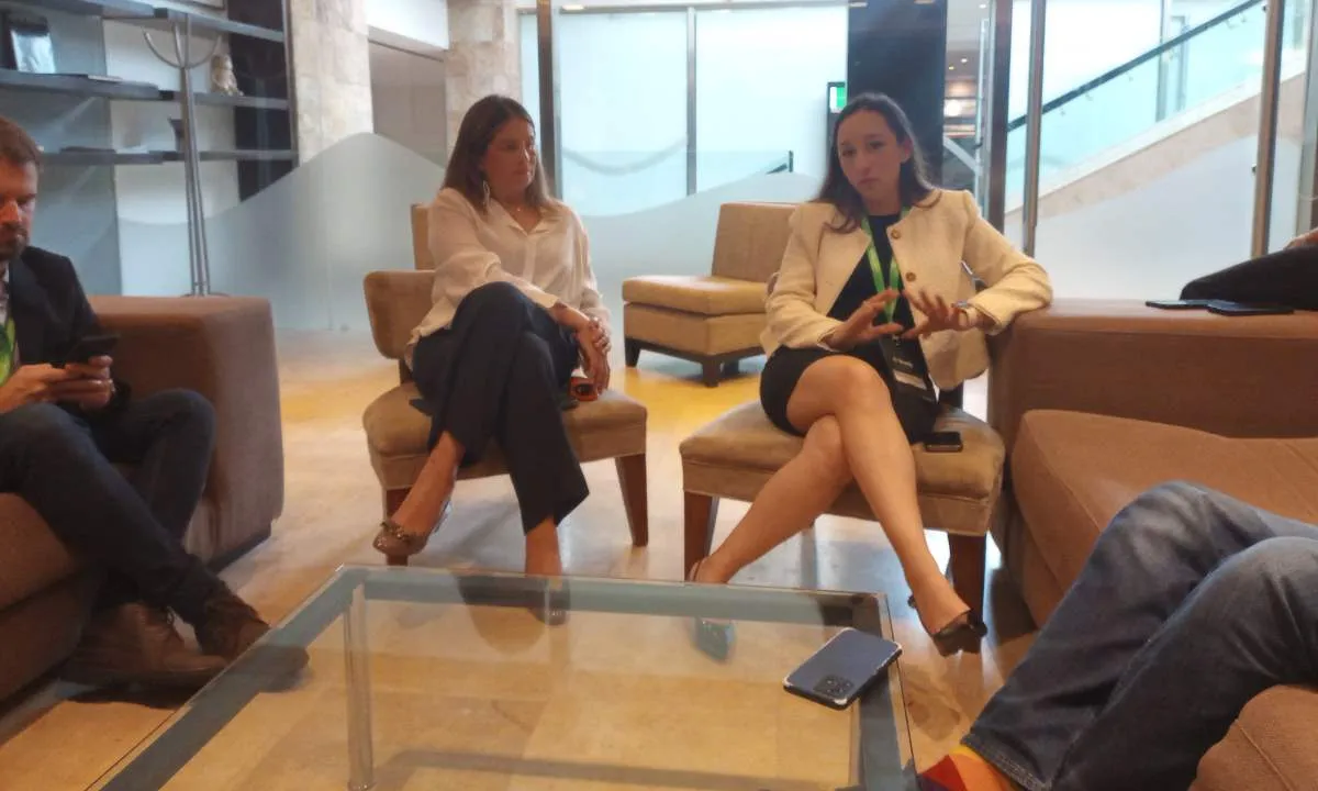 Ejecutivos de Schneider Electric junto a la prensa, durante la charla informal sobre oportunidades en Argentina.