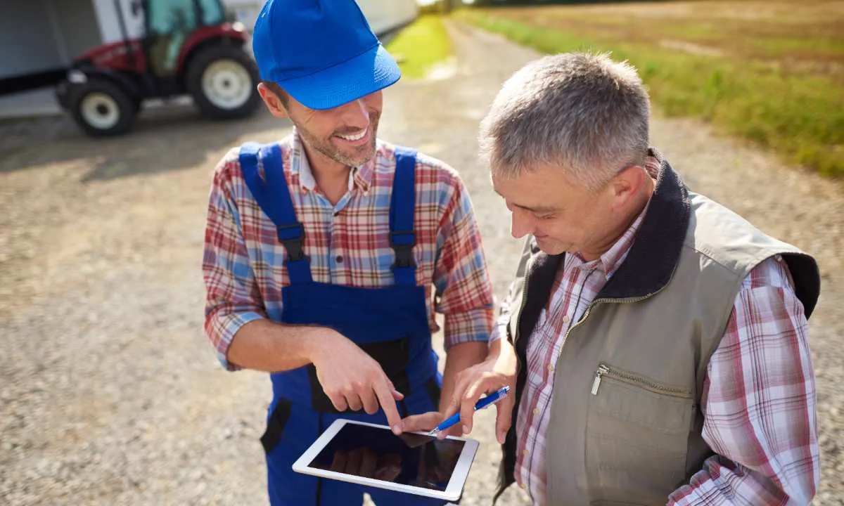En zonas rurales de América Latina, la tecnología IoT conectada vía satélite permite a los agricultores monitorear sus cultivos en tiempo real, incluso sin acceso a redes celulares.