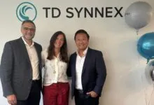 Helio Guimaraes (Vicepresidente y Gerente General MCA), Carolina Tornay (Managing Director Argentina) y Marcos Murata (Vicepresidente de TD Synnex) durante la inauguración de las nuevas oficinas en el Distrito Tecnológico.