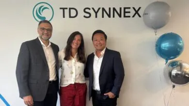 Helio Guimaraes (Vicepresidente y Gerente General MCA), Carolina Tornay (Managing Director Argentina) y Marcos Murata (Vicepresidente de TD Synnex) durante la inauguración de las nuevas oficinas en el Distrito Tecnológico.