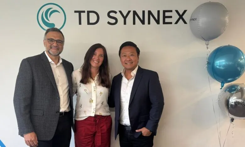 Helio Guimaraes (Vicepresidente y Gerente General MCA), Carolina Tornay (Managing Director Argentina) y Marcos Murata (Vicepresidente de TD Synnex) durante la inauguración de las nuevas oficinas en el Distrito Tecnológico.
