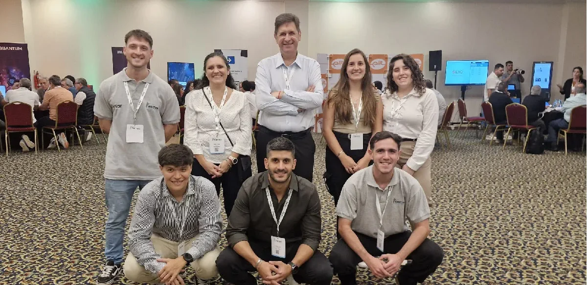 Gustavo Donn, coordinador general del grupo Retec, junto al equipo de Grupo Retec.