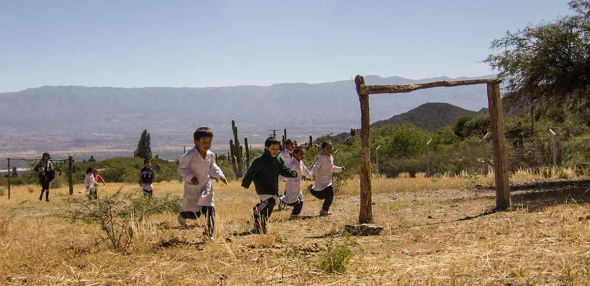 Los proyectos de FR40 se diseñan en diálogo con cada comunidad educativa y se implementan con el apoyo de empresas, ONGs y voluntarios.