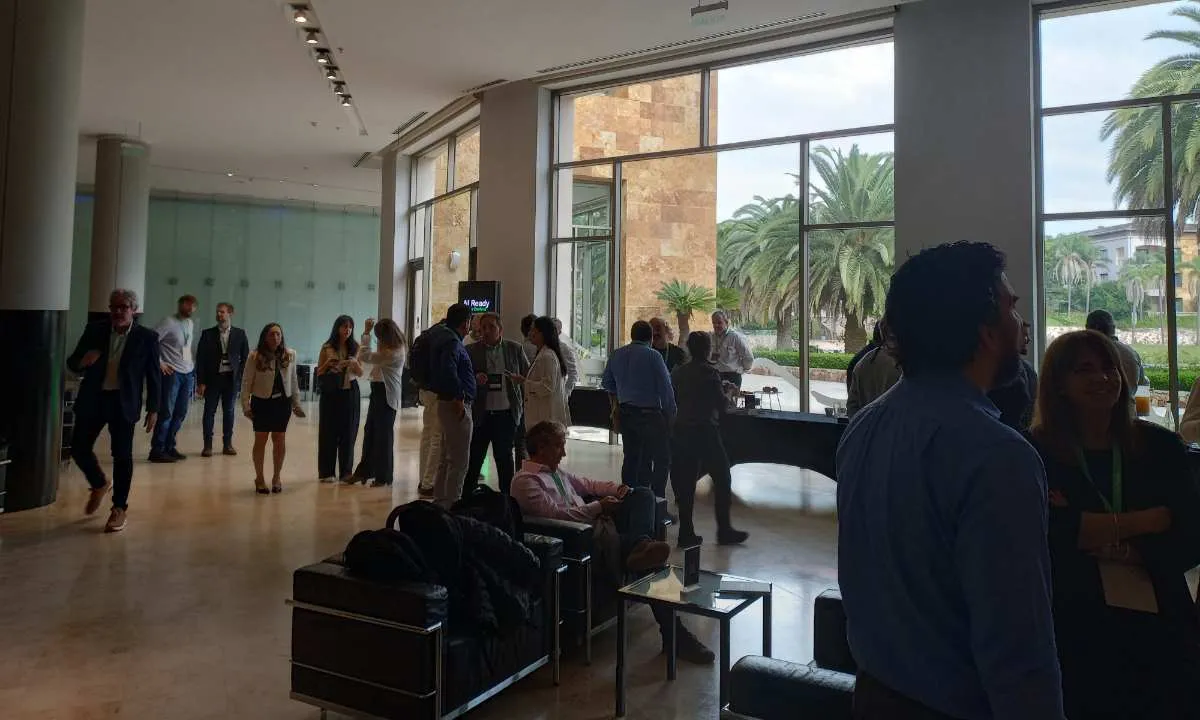 Momento de networking entre partners, clientes y ejecutivos durante la jornada AI Ready Data Centers.