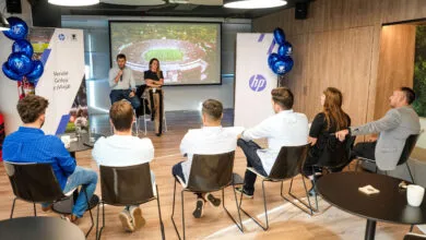 Gabriel Renzo, Channel Sales Manager en HP Argentina, junto a Yanina Dávila, Partner Business Manager (PBM), en el lanzamiento de la Copa HP 2025.