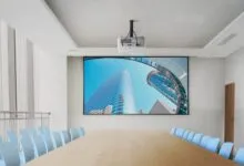 Gracias a su tecnología láser fósforo y un brillo de 5,000 lúmenes ANSI, el LS740HD ofrece imágenes nítidas y vívidas incluso en espacios con abundante luz ambiental.