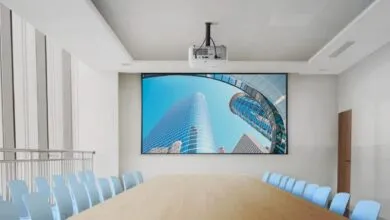 Gracias a su tecnología láser fósforo y un brillo de 5,000 lúmenes ANSI, el LS740HD ofrece imágenes nítidas y vívidas incluso en espacios con abundante luz ambiental.