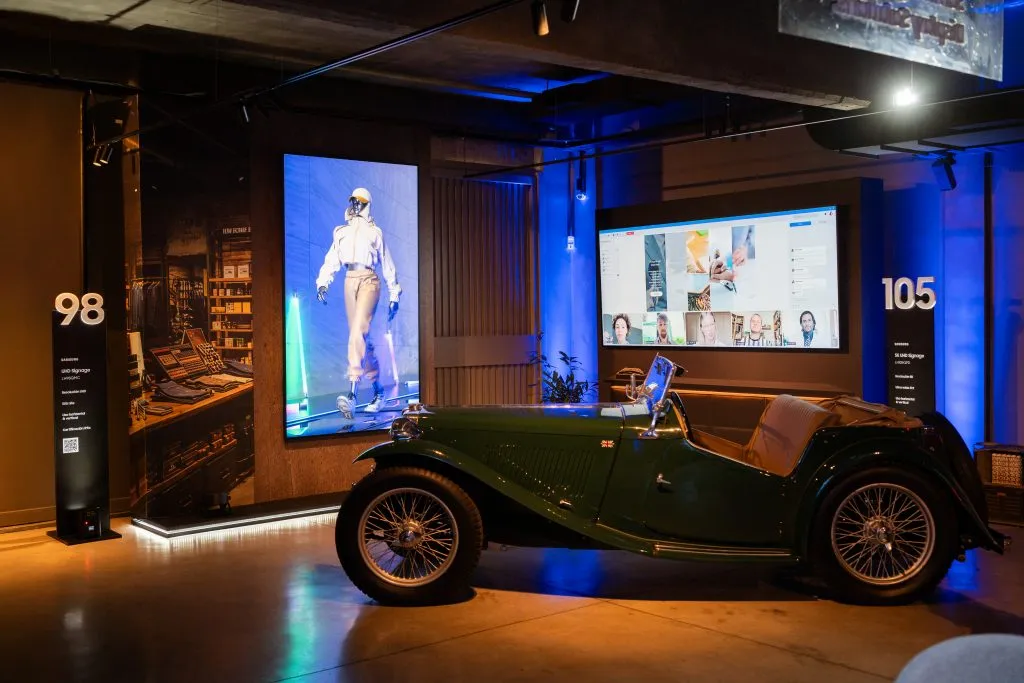 Supersized Displays de 105” y 98″